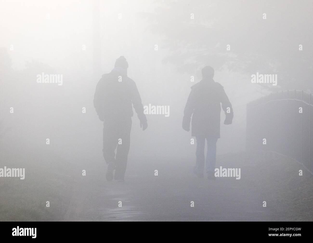 Crosshaven, Cork, Irlanda. 28 febbraio 2021. Due uomini si dirigono verso l'esterno per una camminata di mattina presto nella nebbia pesante a Camden, Crosshaven, Co. Cork, Irlanda. - credito; David Creedon / Alamy Live News Foto Stock