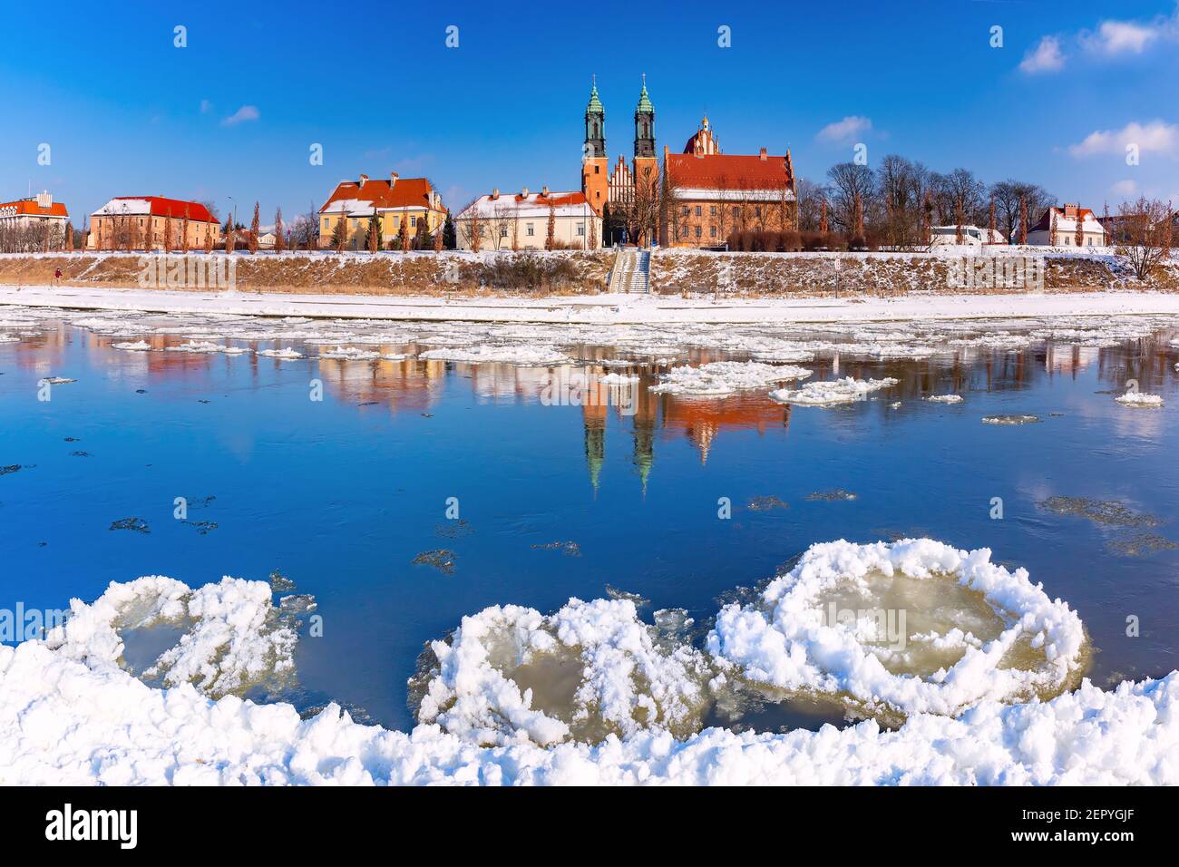 Panorama della Cattedrale di Poznan e deriva di ghiaccio sul fiume Warta nella giornata di sole invernale, Poznan, Polonia Foto Stock