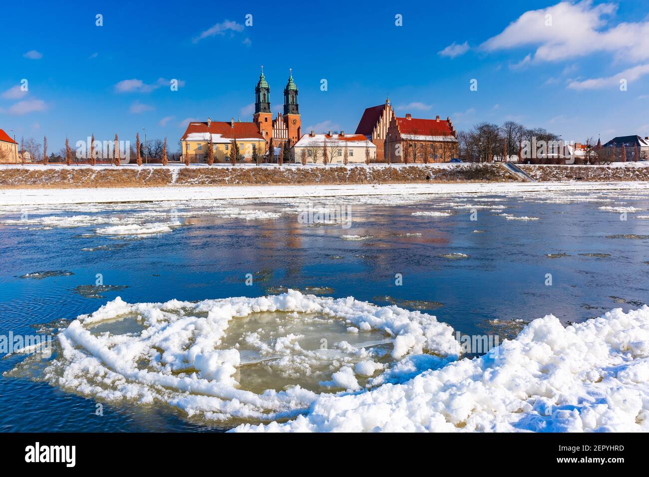 La Cattedrale di Poznan e il ghiaccio si snodano sul fiume Warta nella giornata di sole invernale, Poznan, Polonia Foto Stock