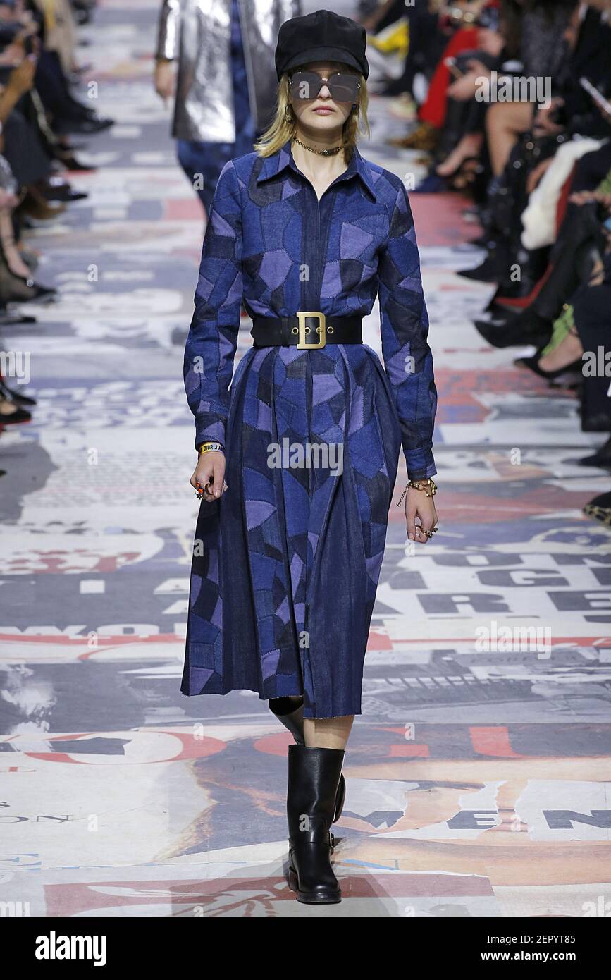 Model Caroline Schurch cammina sulla pista durante il Christian Dior  Fashion Show durante la settimana della moda di Parigi Womenswear Autunno  Inverno 2018-2019 tenuto a Parigi, Francia il 27 febbraio 2018. (Foto