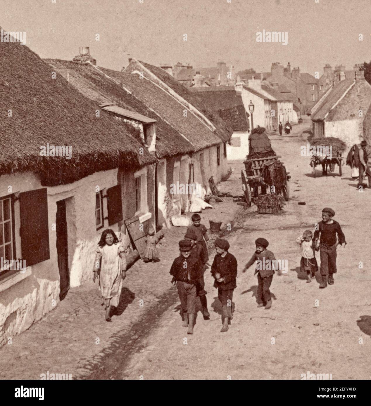 A Claddagh - dove sopravvivono le vecchie usanze e lingue irlandesi - sobborgo di Galway, Irlanda, 1901 Foto Stock
