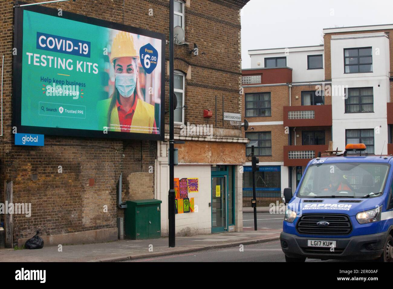Londra, Regno Unito, 28 febbraio 2021: Un tabellone pubblicizza i kit di test per Covid ai proprietari di aziende. Anna Watson/Alamy Live News Foto Stock