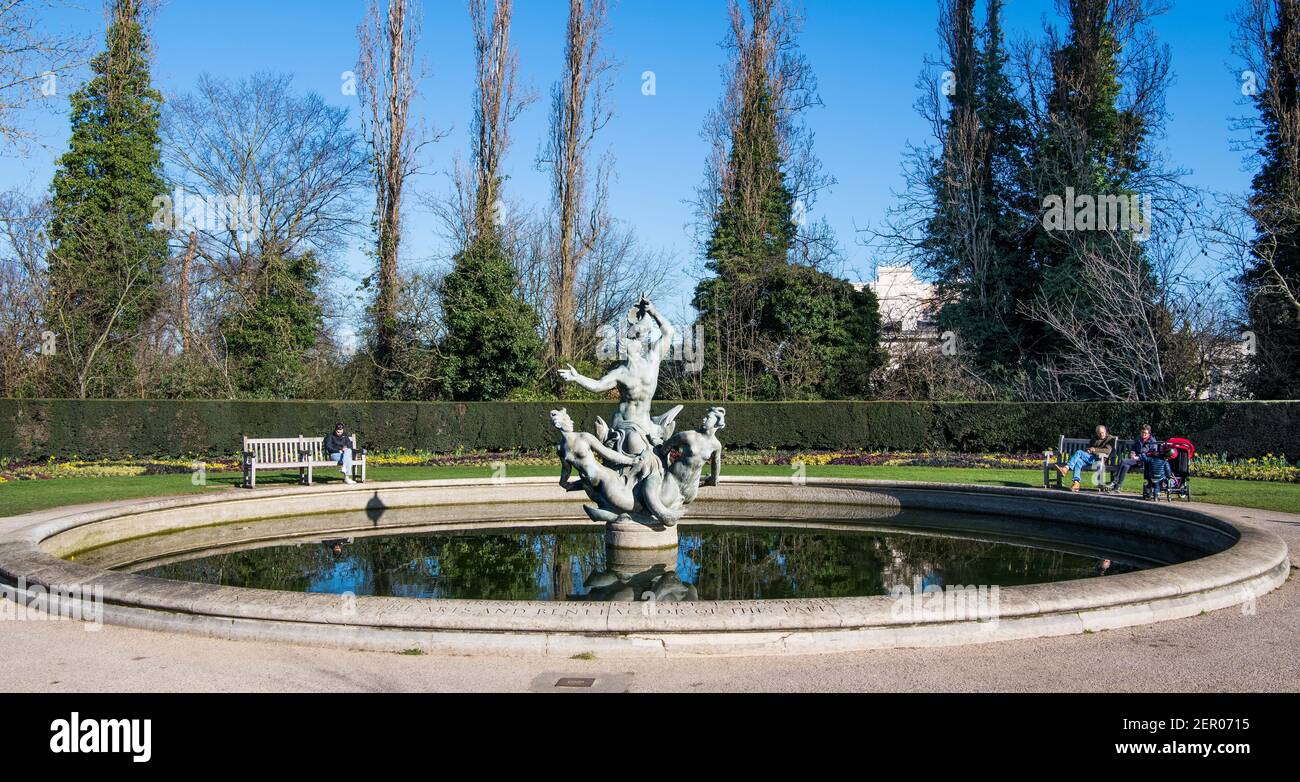 Triton Fountain Queen Mary's Gardens Regents Park Londra Inghilterra Foto Stock