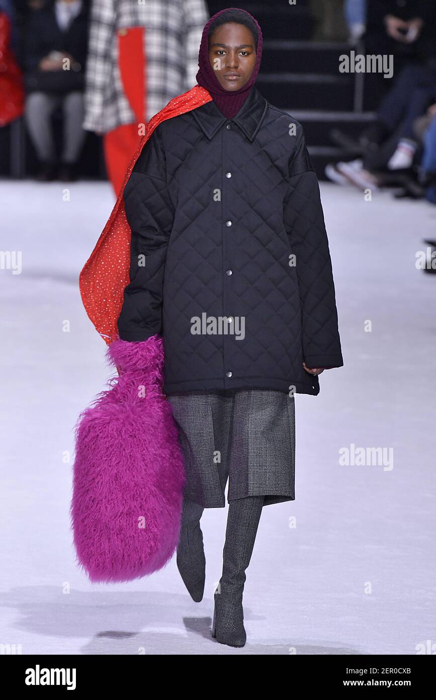 Model Jannel Samantha Duncan cammina sulla pista durante il Balenciaga  Fashion Show durante la settimana della moda di Parigi Womenswear Autunno  Inverno 2018-2019 tenuto a Parigi, Francia il 4 marzo 2018. (Foto