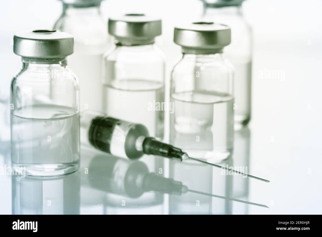 Siringa e flacone di medicinale per iniezione, concetto di vaccino influenzale Foto Stock