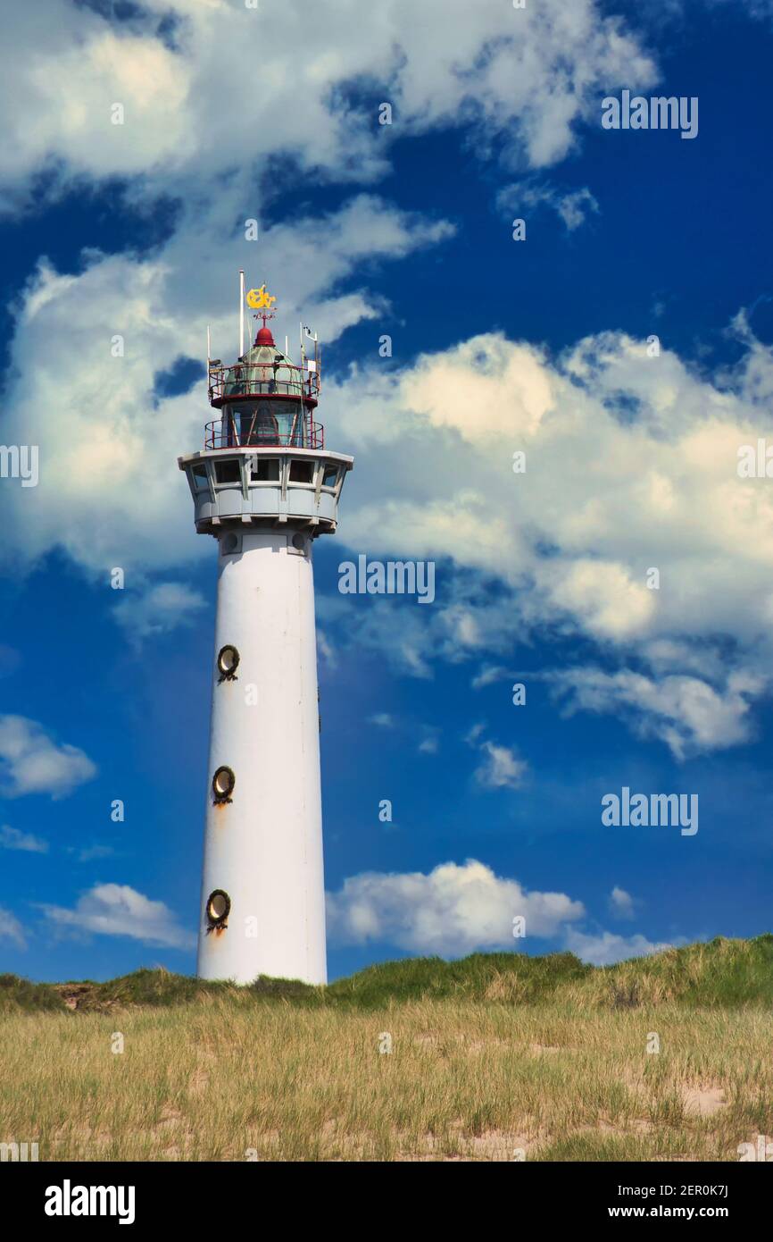 Faro bianco a Egmond aan Zee nei Paesi Bassi, foto a colori verticale in estate Foto Stock