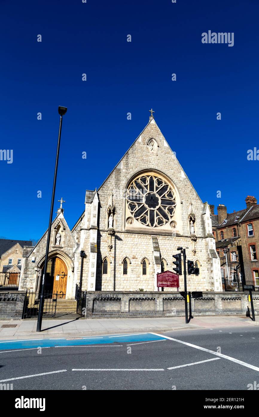 Esterno della chiesa di nostra Signora e Santa Caterina di Siena RC a Bow, Tower Hamlets, Londra, Regno Unito Foto Stock
