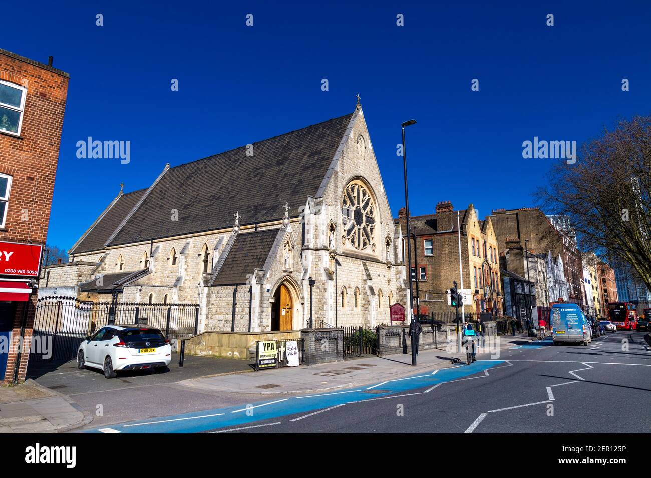 Esterno della chiesa di nostra Signora e Santa Caterina di Siena RC a Bow, Tower Hamlets, Londra, Regno Unito Foto Stock
