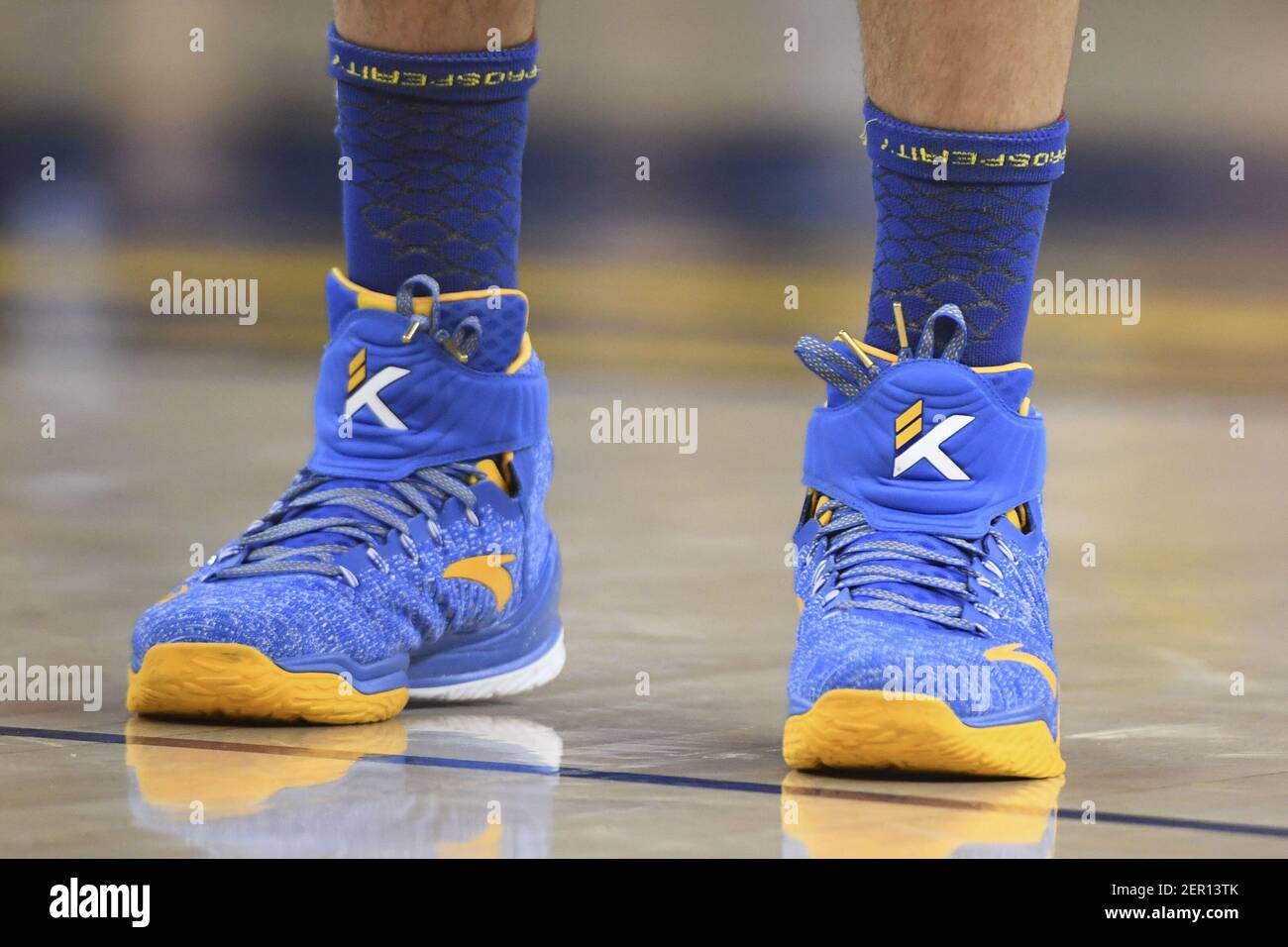 8 marzo 2018; Oakland, CA, USA; Dettaglio delle scarpe anta indossate dai Golden  state Warriors guardano Klay Thompson (11) durante il secondo trimestre  contro gli Spurs di San Antonio all'Oracle Arena. Credito