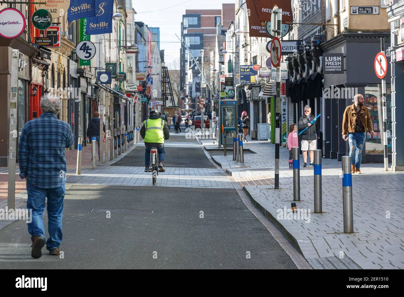 Cork, Irlanda. 28 Feb 2021. La folla di persone si porta oggi in città per godersi Sun, Cork, Irlanda. Oggi la grande folla di persone ha preso in città prendendo il sole mentre godendo alcuni dei caffè e dei ristoranti da asporto che rimangono aperti. Credit: Damian Coleman/Alamy Live News Foto Stock