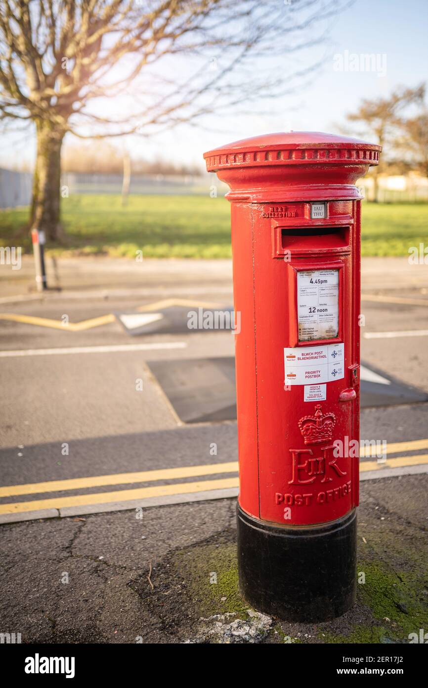 SWANSEA, Regno Unito - 25 FEBBRAIO 2021: Tradizionale scatola a colonna rossa britannica, casella postale indipendente per lettere in una strada in Galles, Regno Unito Foto Stock