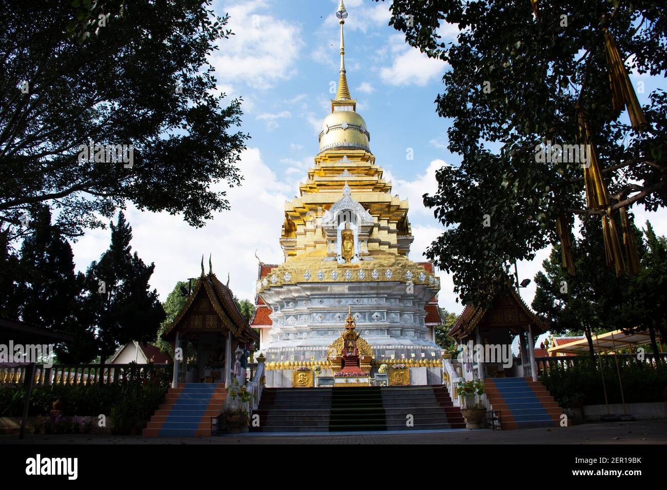 Bella Chedi pagoda stupa di Wat Phra che Doi Saket O Phrathat Doi Saket tempio per il popolo tailandese e stranieri i viaggiatori visitano e rispettano pr Foto Stock