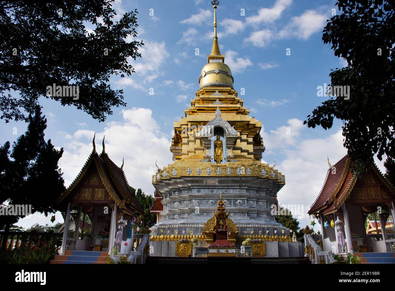 Bella Chedi pagoda stupa di Wat Phra che Doi Saket O Phrathat Doi Saket tempio per il popolo tailandese e stranieri i viaggiatori visitano e rispettano pr Foto Stock