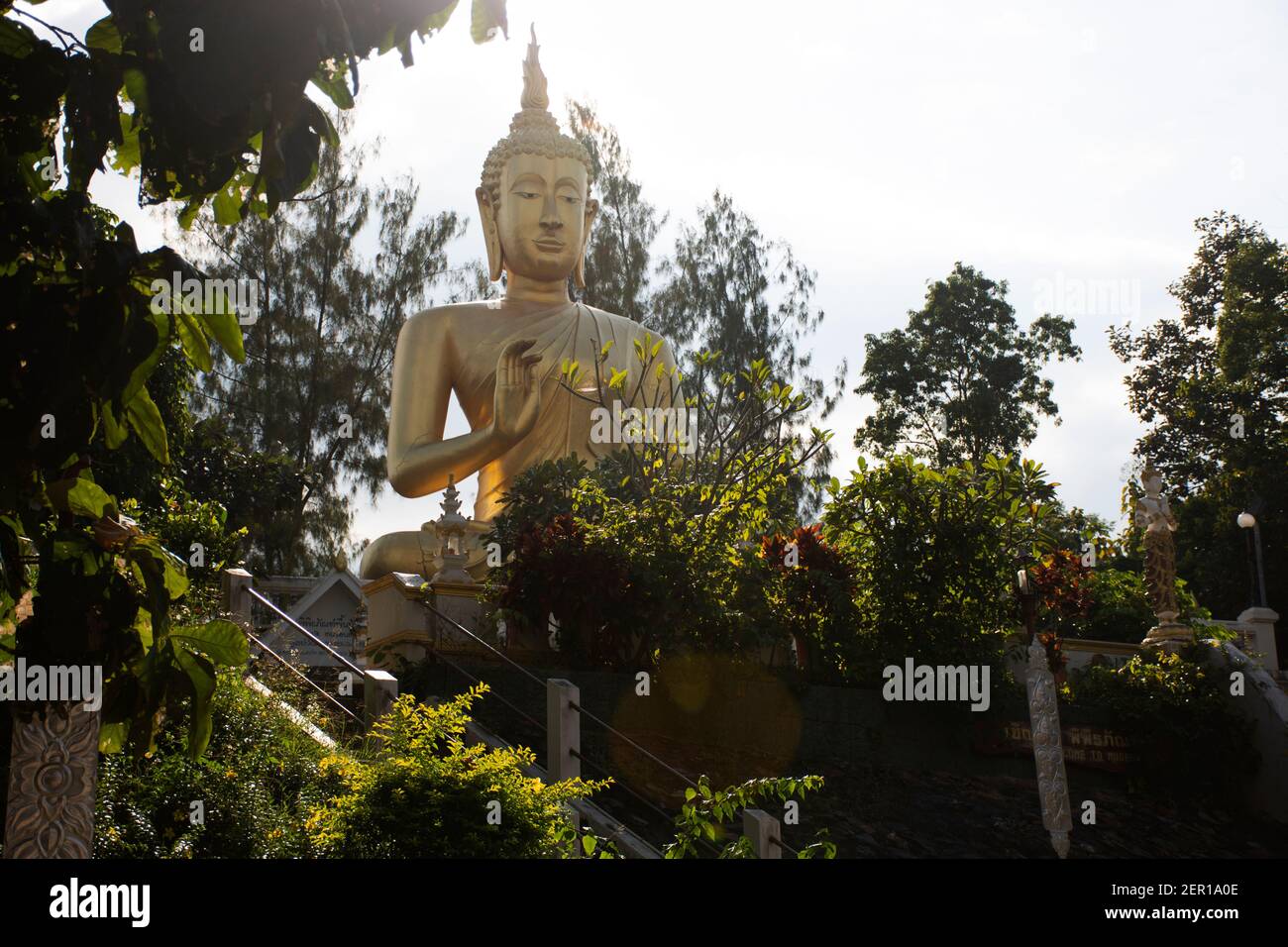 Grande statua d'oro buddha immagine di Wat Phra che Doi Saket o Tempio di Phrathat Doi Saket per il popolo tailandese e. i viaggiatori stranieri viaggiano visita e rispetto Foto Stock