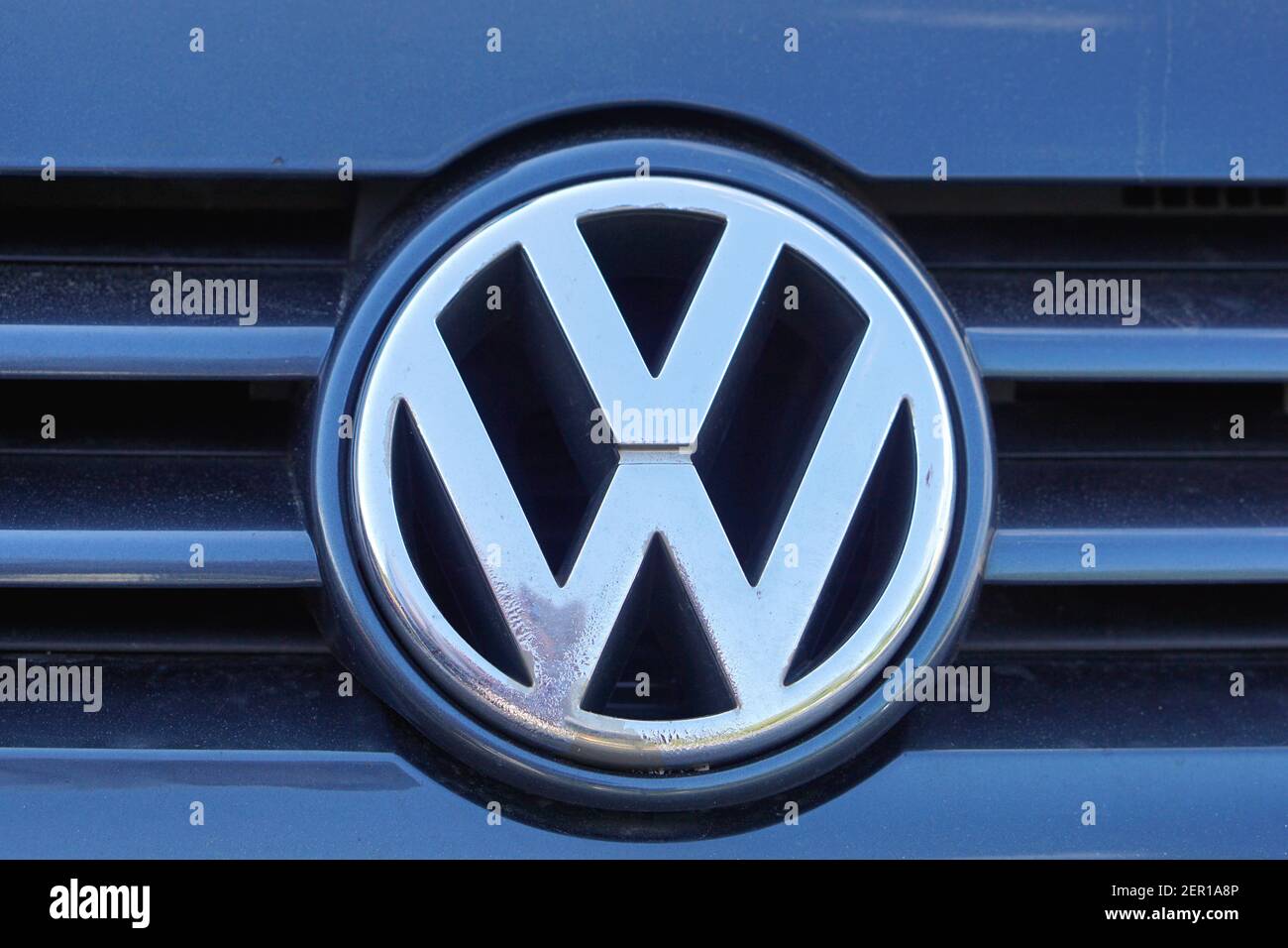 Belgrado, Serbia - 13 agosto 2016: La famosa VW Volkswagen firma il costruttore tedesco di automobili davanti al veicolo. Foto Stock