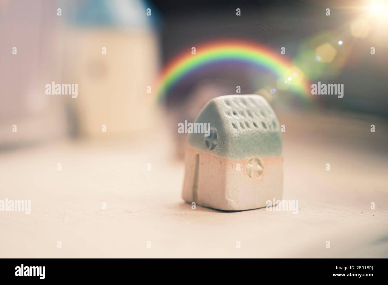 rainbow over ahouse, buone prospettive ottimistiche del futuro dell'industria immobiliare Foto Stock