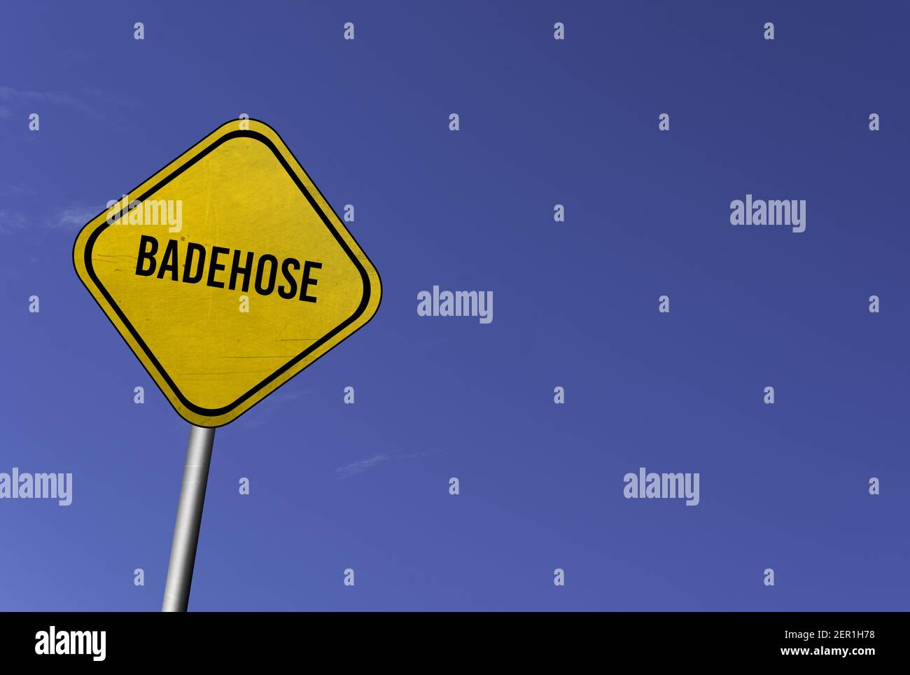 badehose - segno giallo con sfondo blu cielo Foto Stock