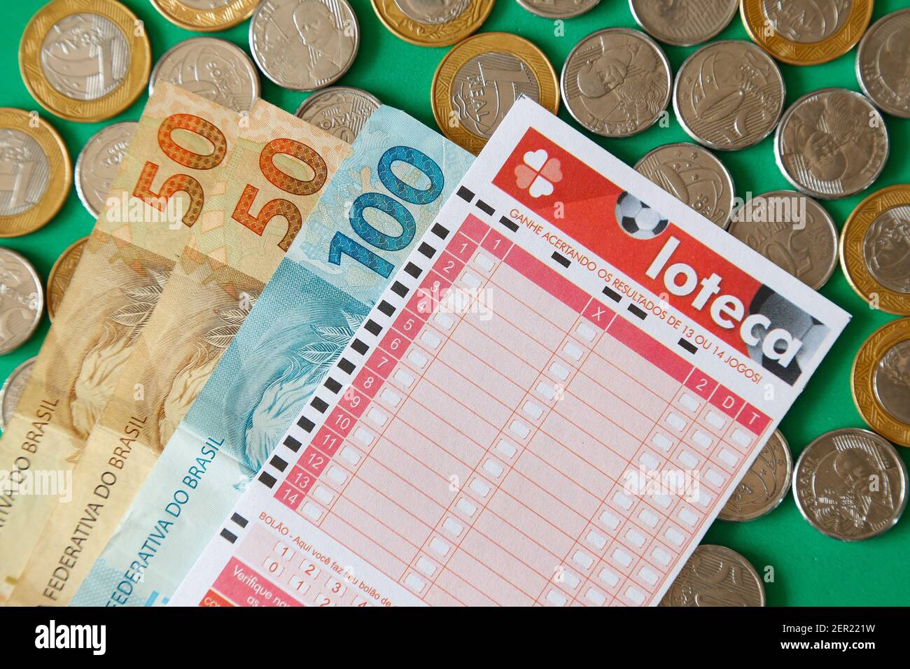 Minas Gerais, Brasile - 22 febbraio 2021: Banconote, monete e biglietto per lotteria Caixa Loteca Foto Stock