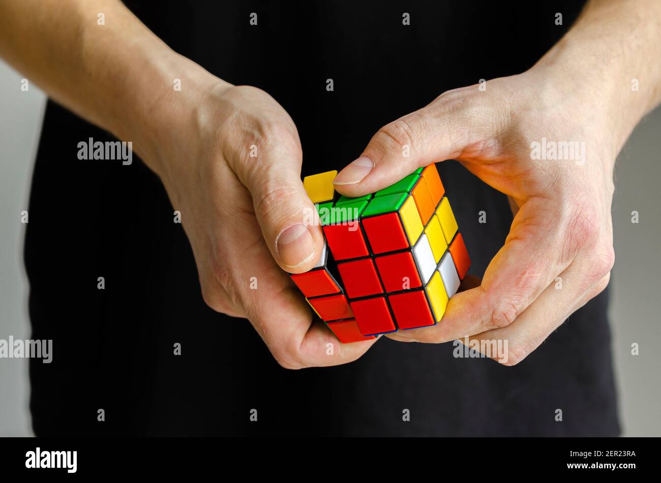 Hobby. Il cubo di Rubik da vicino nelle mani di un uomo Foto Stock