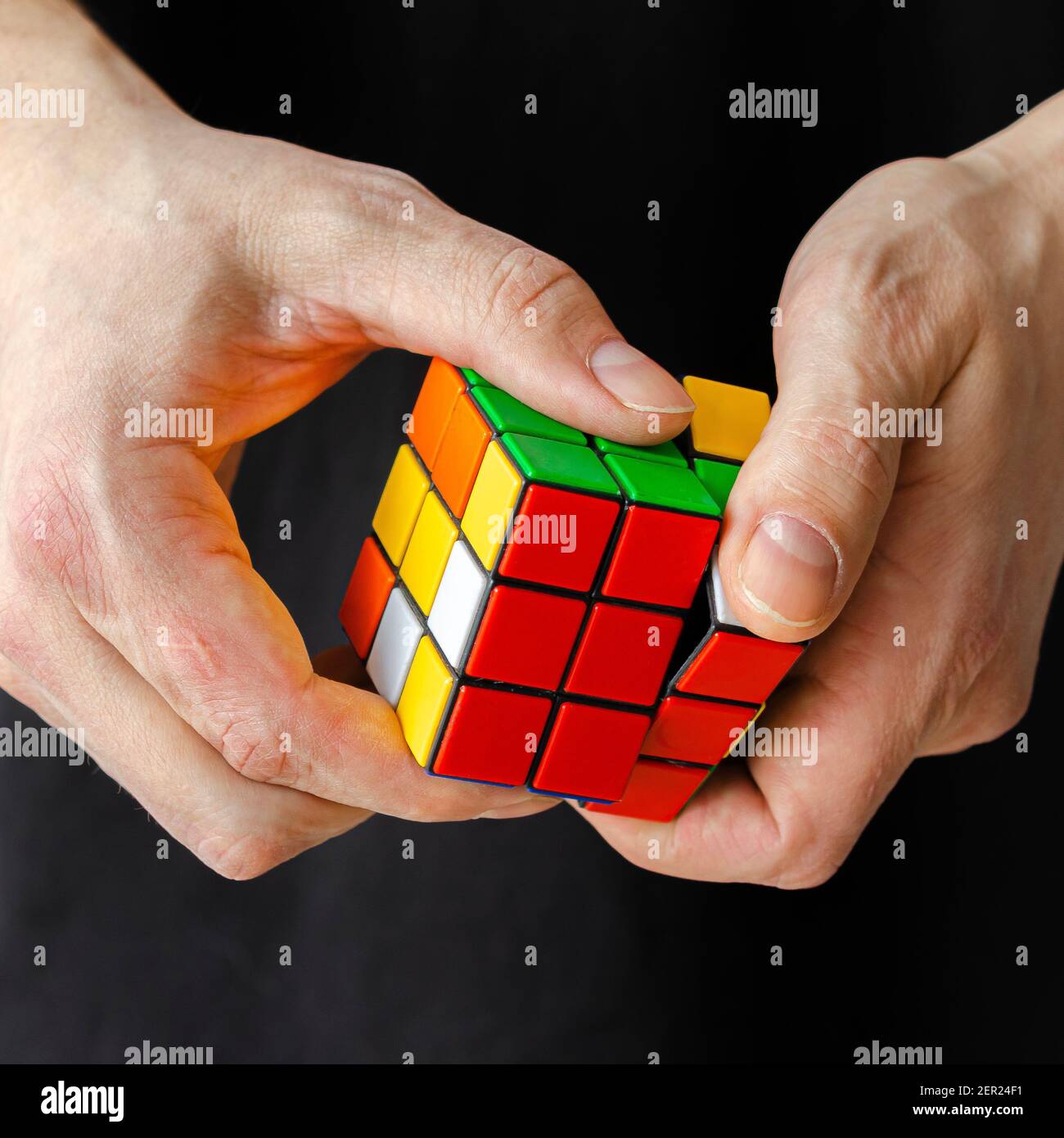 Hobby. Il cubo di Rubik da vicino nelle mani di un uomo Foto Stock