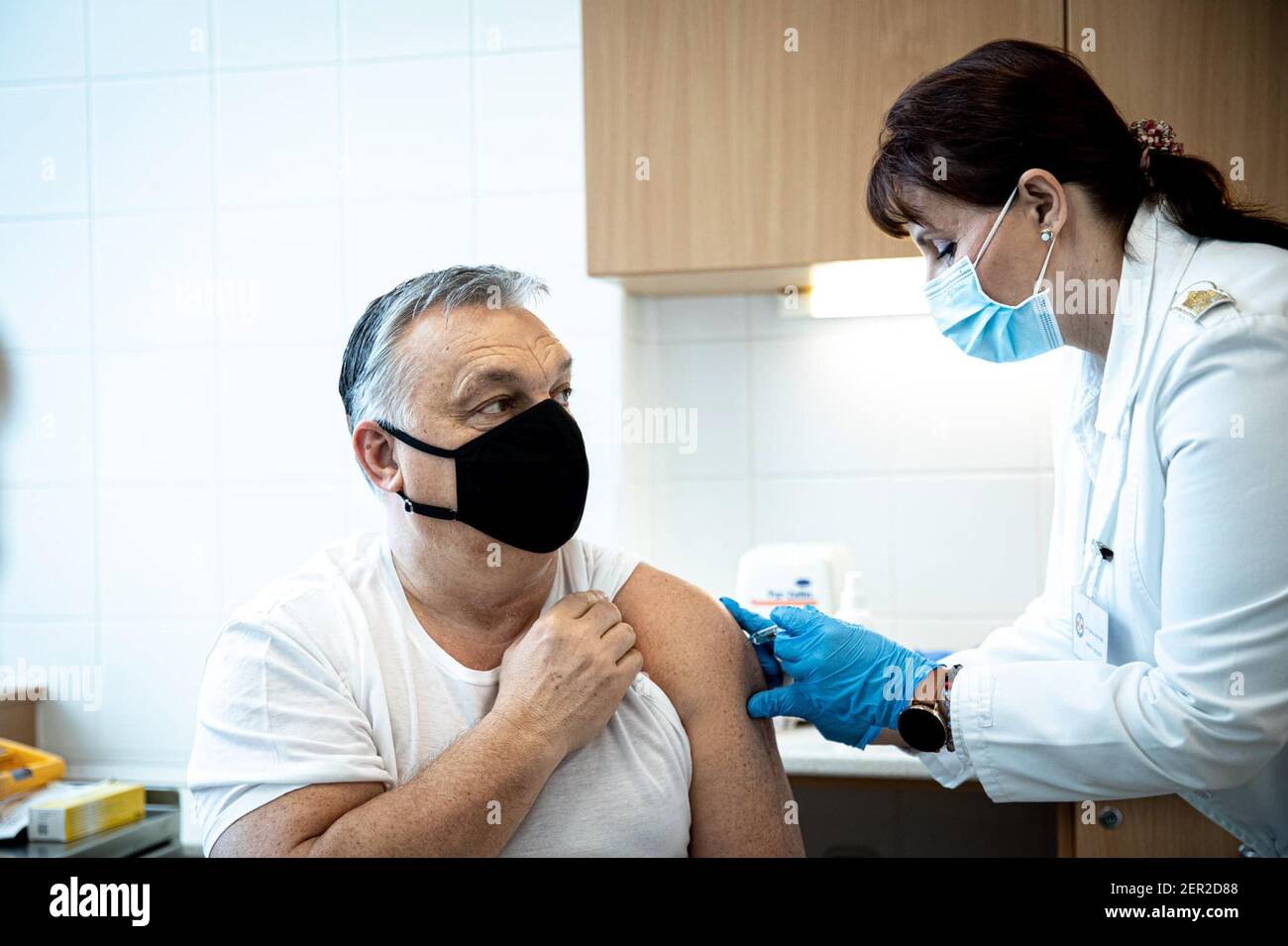 (210228) -- BUDAPEST, 28 febbraio 2021 (Xinhua) -- questa foto dalla pagina Facebook del primo ministro ungherese Viktor Orban gli mostra di ricevere una dose del vaccino cinese Sinopharm contro COVID-19 a Budapest, Ungheria, il 28 febbraio 2021. Il governo ungherese sta potenziando il suo programma di vaccinazione con vaccini russi e cinesi, poiché la terza ondata della pandemia ha portato le infezioni e le morti quotidiane nel paese al livello di metà dicembre dello scorso anno. (Viktor Orban Facebook via Xinhua) Foto Stock