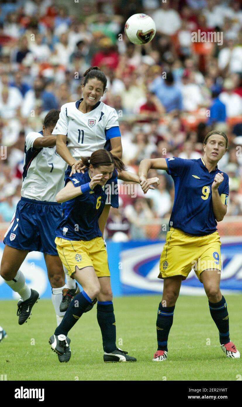 Shannon Boxx degli Stati Uniti (u7) e Julie Foudy Degli Stati Uniti (u11) con Malin Mostrom di Svezia (6) e Malin Andersson (9)d Foto Stock