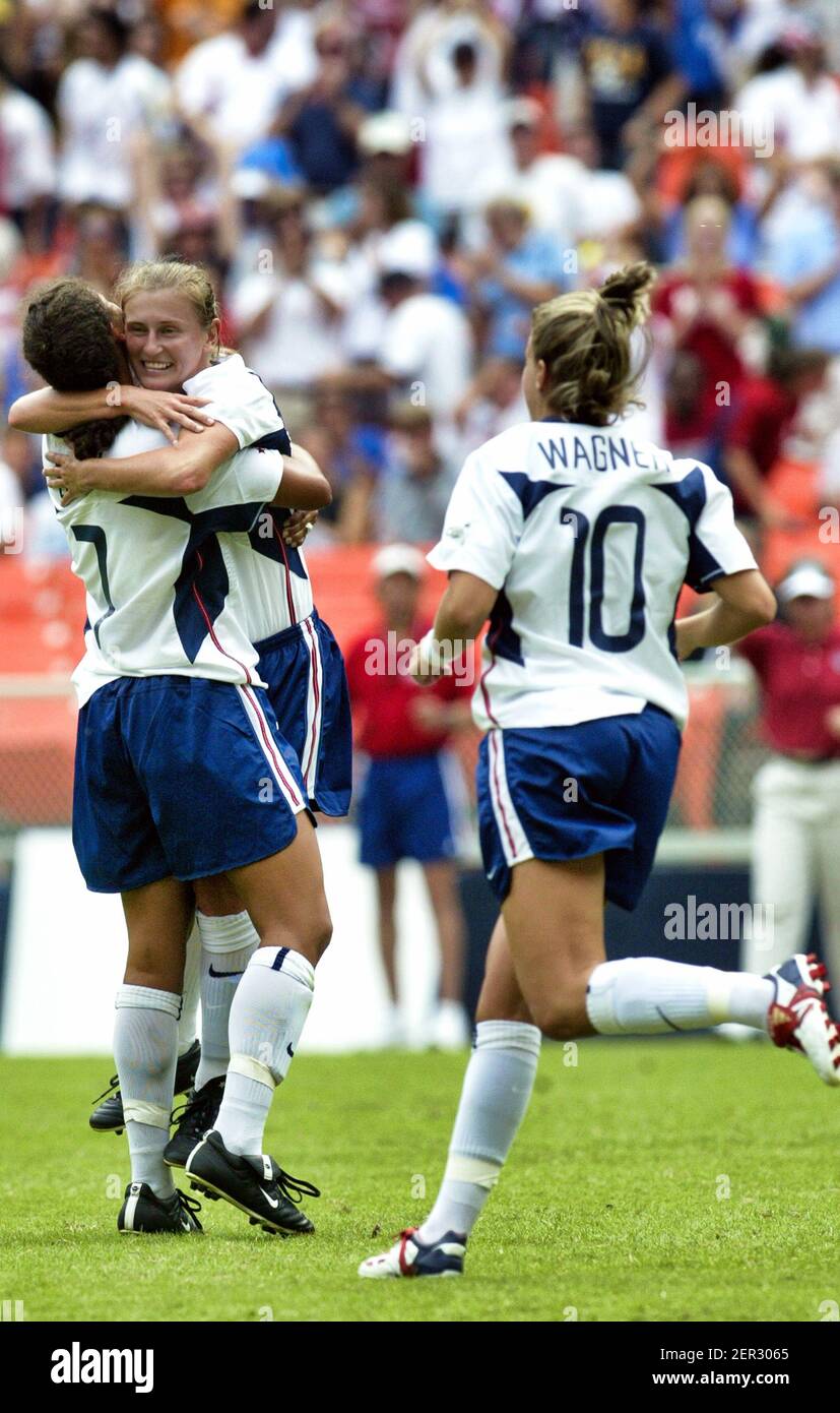 Shannon Boxx degli Stati Uniti (u7), Kate Sobrero degli Stati Uniti (u15) e Aly Wagner degli Stati Uniti (u10) durante una W FIFA Women’s 2003 Foto Stock