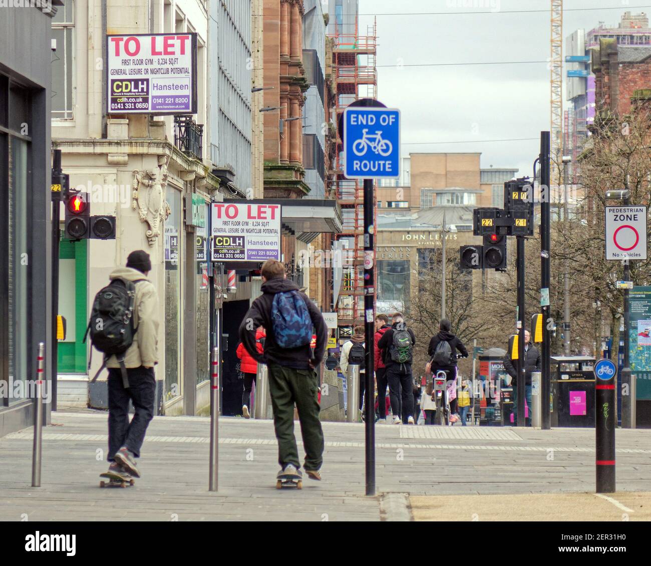 Glasgow, Scozia, Regno Unito, 28 febbraio 2021, La domenica di Lockdown ha visto la strada di sauchiehall affollata di skateboarders e ciclisti che approfittavano della stanza con il tempo soleggiato, dato che un numero crescente di persone continua a vagare da sole nel vuoto centro della città. Credit Gerard Ferry/Alamy Live News Foto Stock