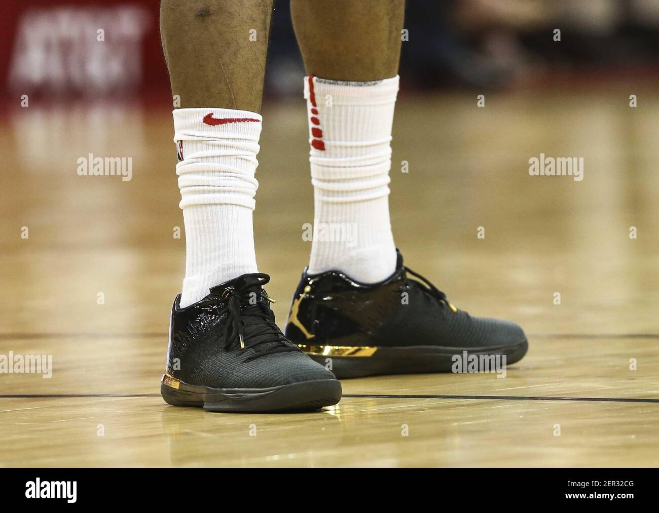 27 marzo 2018; Houston, TX, USA; Una vista dettagliata delle scarpe  indossate da Houston Rockets avanti PJ Tucker (4) durante la partita contro  i Chicago Bulls al Toyota Center. Credito obbligatorio: Troy