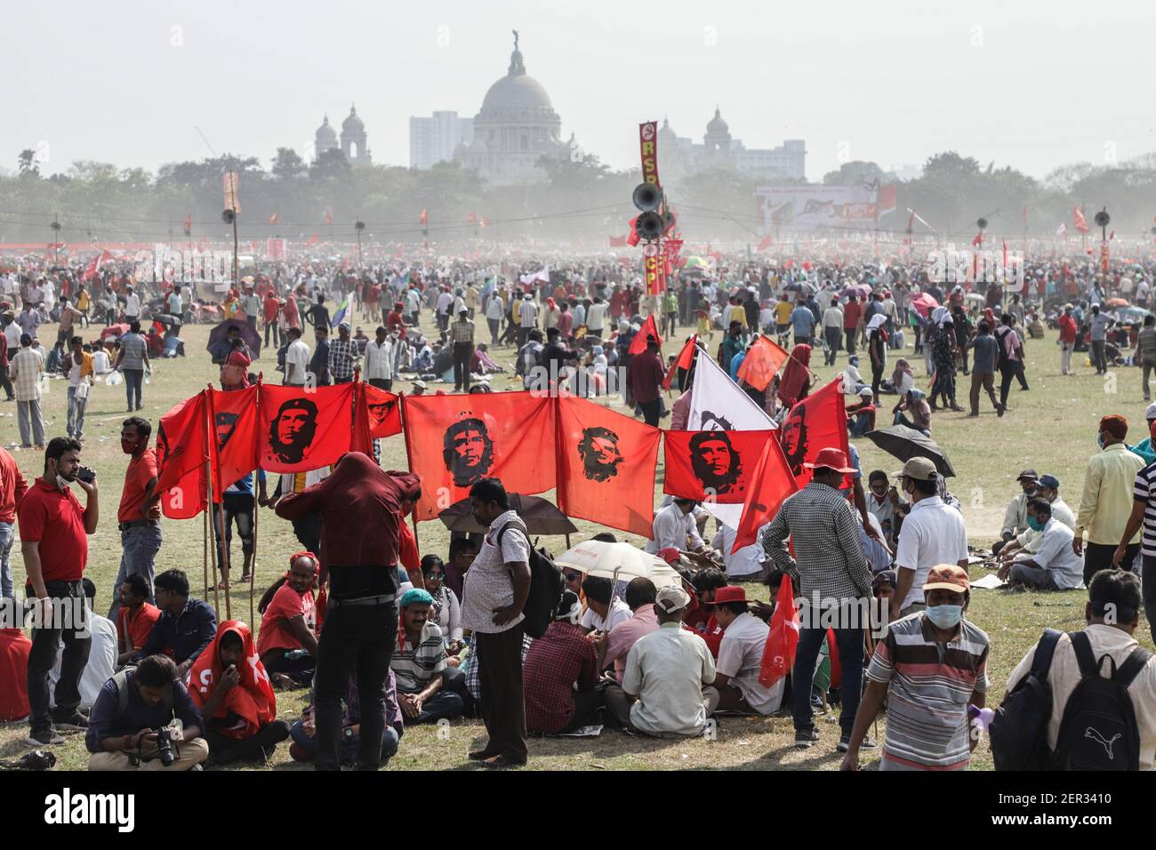 Folla di sostenitori del CPIM (Partito comunista del marxista indiano), del Congresso e dell'ISF (fronte secolare indiano) ha osservato al campo della parata di Brigade durante il mega rally organizzato dai membri del partito del CPIM prima dei sondaggi dell'Assemblea del Bengala Occidentale. Foto Stock