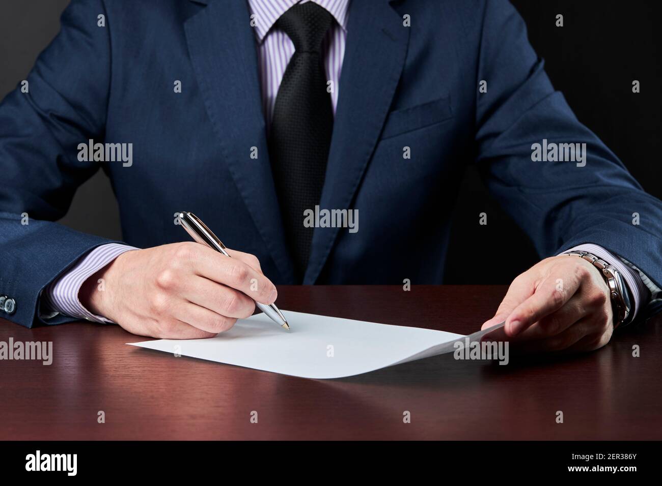 uomo d'affari firma un documento. contratto di affari o concetto di accordo Foto Stock