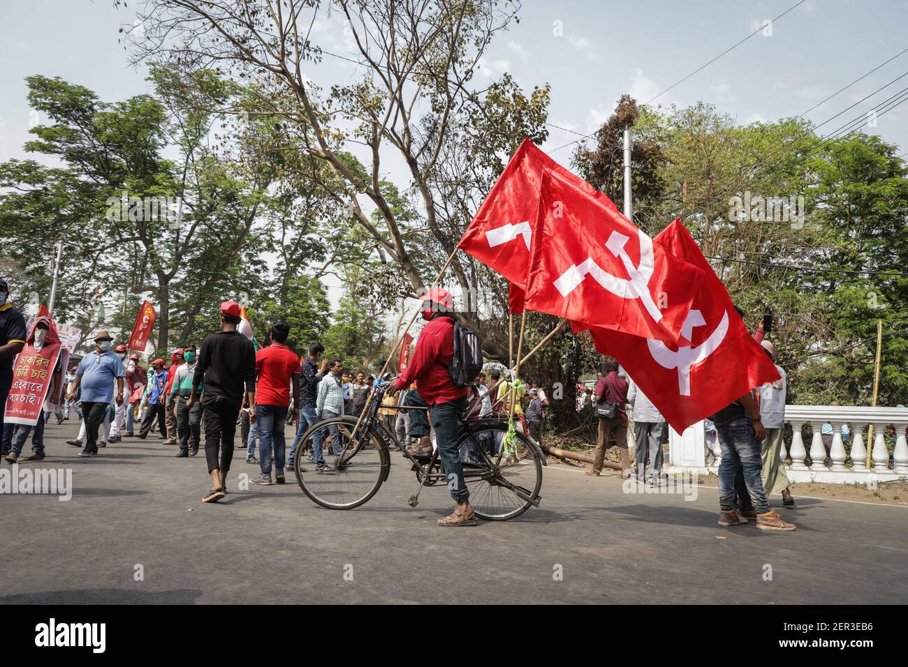 Un sostenitore del partito marxista del CPIM (Partito Comunista dell'India)  fa un giro in bicicletta nel mega rally messo in scena dai membri del  partito del CPIM nel campo della parata delle