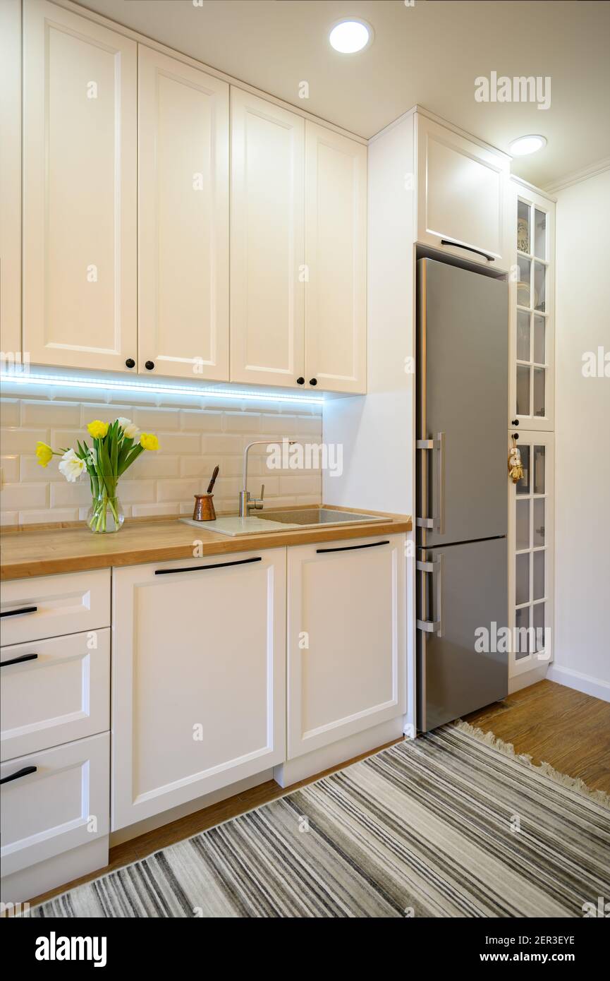 Interni accoglienti e moderni con cucina bianca Foto Stock