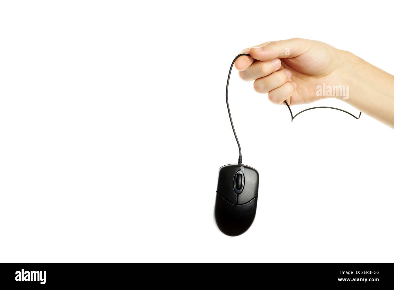 mouse nero a mano caucasico. isolato su sfondo bianco. hardware e web surf concetto Foto Stock