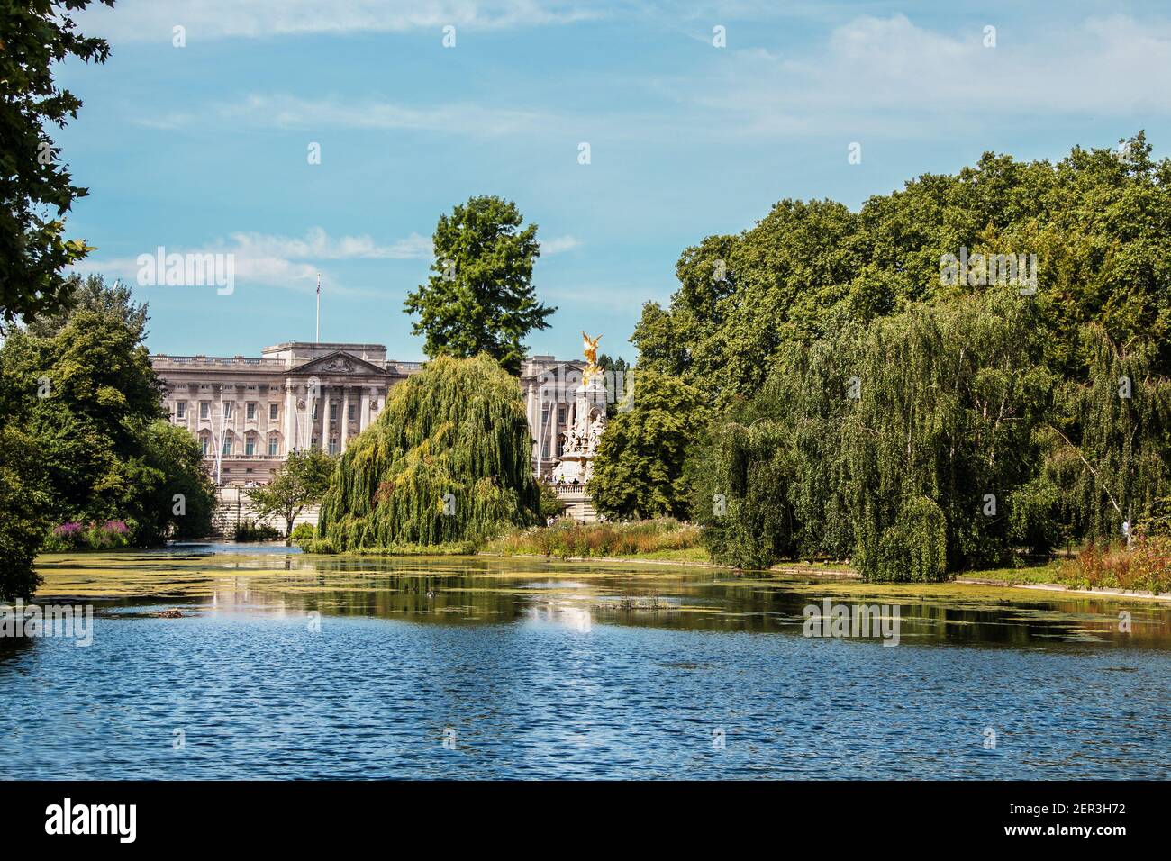 2019 07 24 Londra Inghilterra Buckingham Palace e la statua di Victorias vista di fronte Il lago nel parco di St James con salici che si tuffano in l'acqua e le anatre Foto Stock