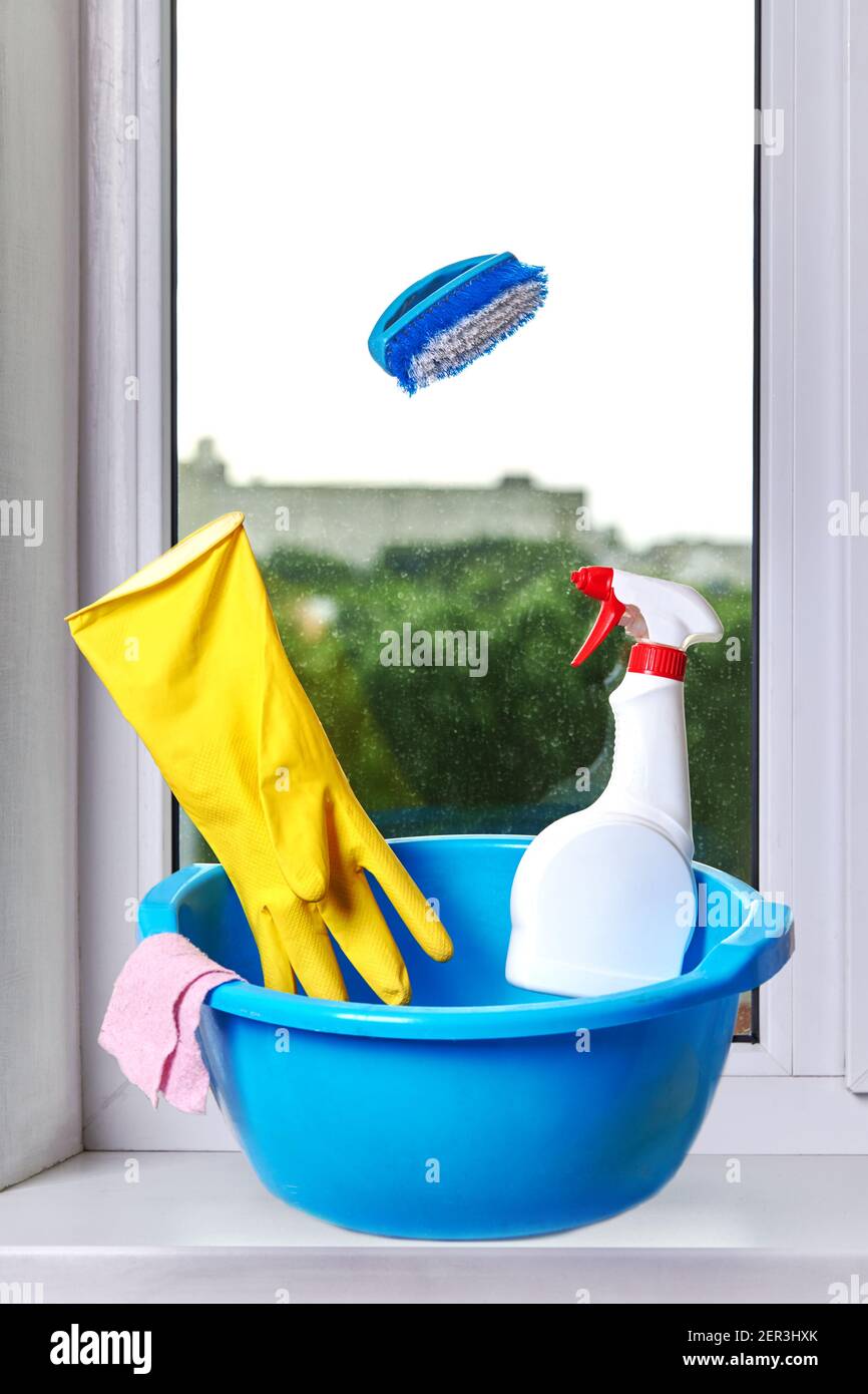 set pulizia igiene per lavori domestici. fornitura servizio pulizia su sfondo finestra Foto Stock
