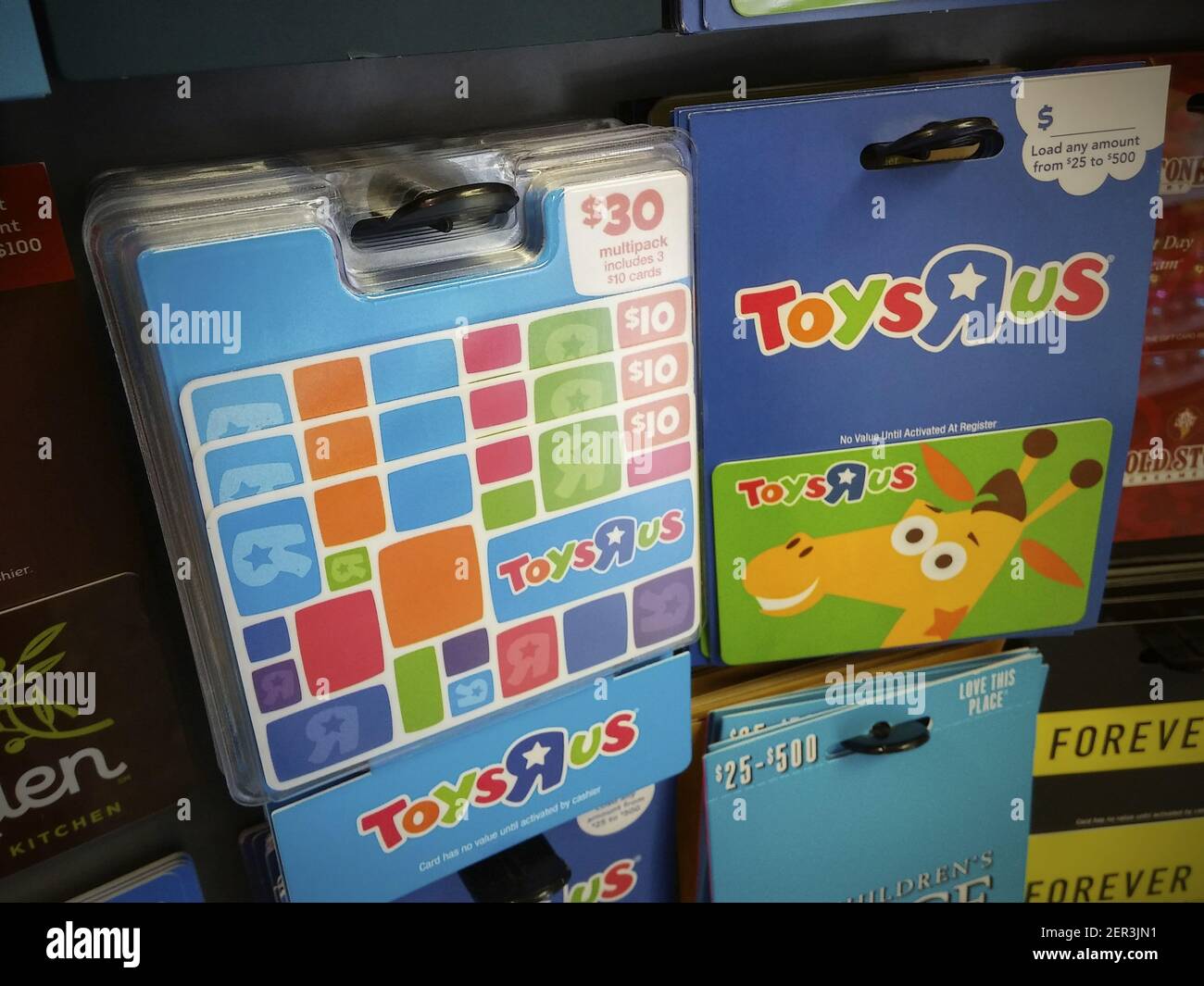 Toys R US carte regalo di marca in un rack in una farmacia a New York  sabato 10 marzo 2018. Bed Bath & Beyond ha annunciato che prenderà le carte regalo  Toys