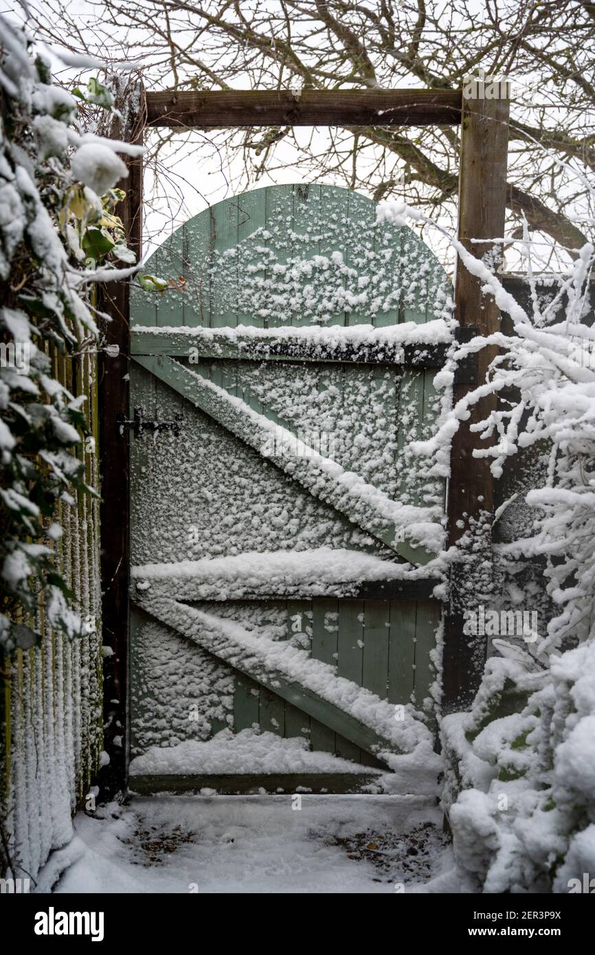 Cancello giardino coperto di neve Foto Stock