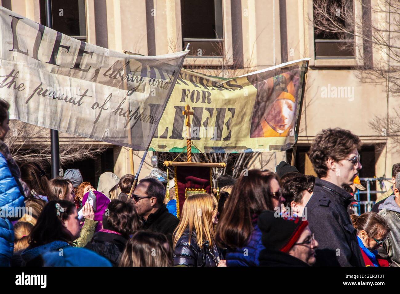 1-19-2020 Tulsa USA - manifestanti anti anti anti-aborto con i loro segni e. una croce in un centro rally Foto Stock