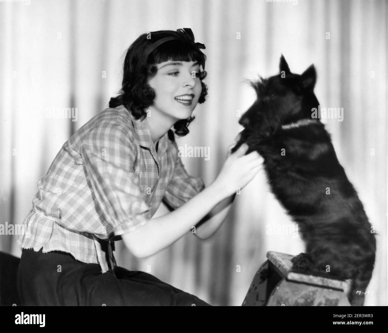 COLLEEN MOORE Pubblicità Ritratto con cane per SORRIDERE OCCHI IRLANDESI 1929 regista WILLIAM A. SEITER prime immagini nazionali / Warner Bros. Foto Stock