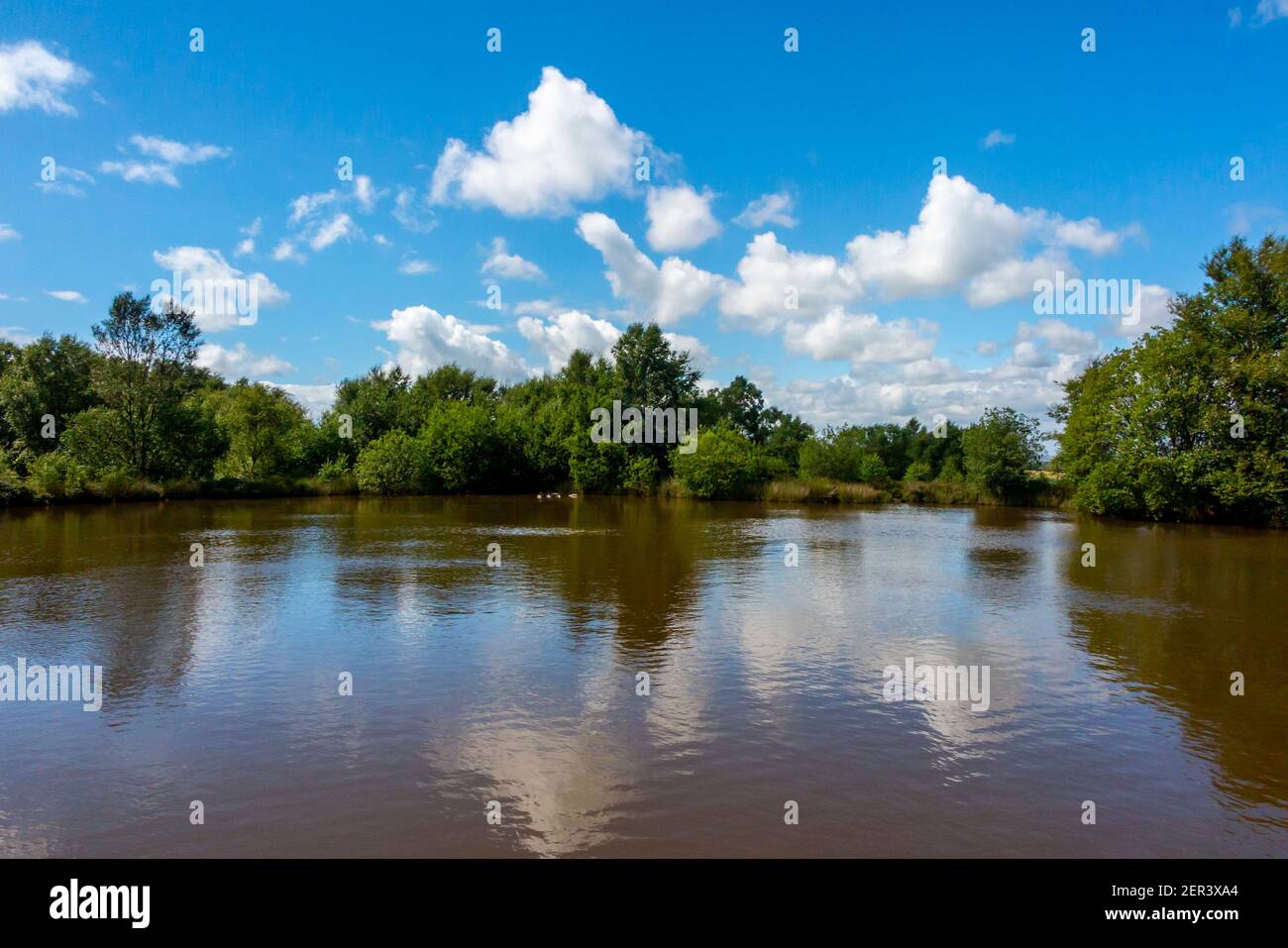 Riflessioni in piscine vicino alla diga di Stone Edge An Vecchio sito di fusione di piombo a Spitewinter vicino a Chesterfield nel Derbyshire Peak District Inghilterra Regno Unito Foto Stock