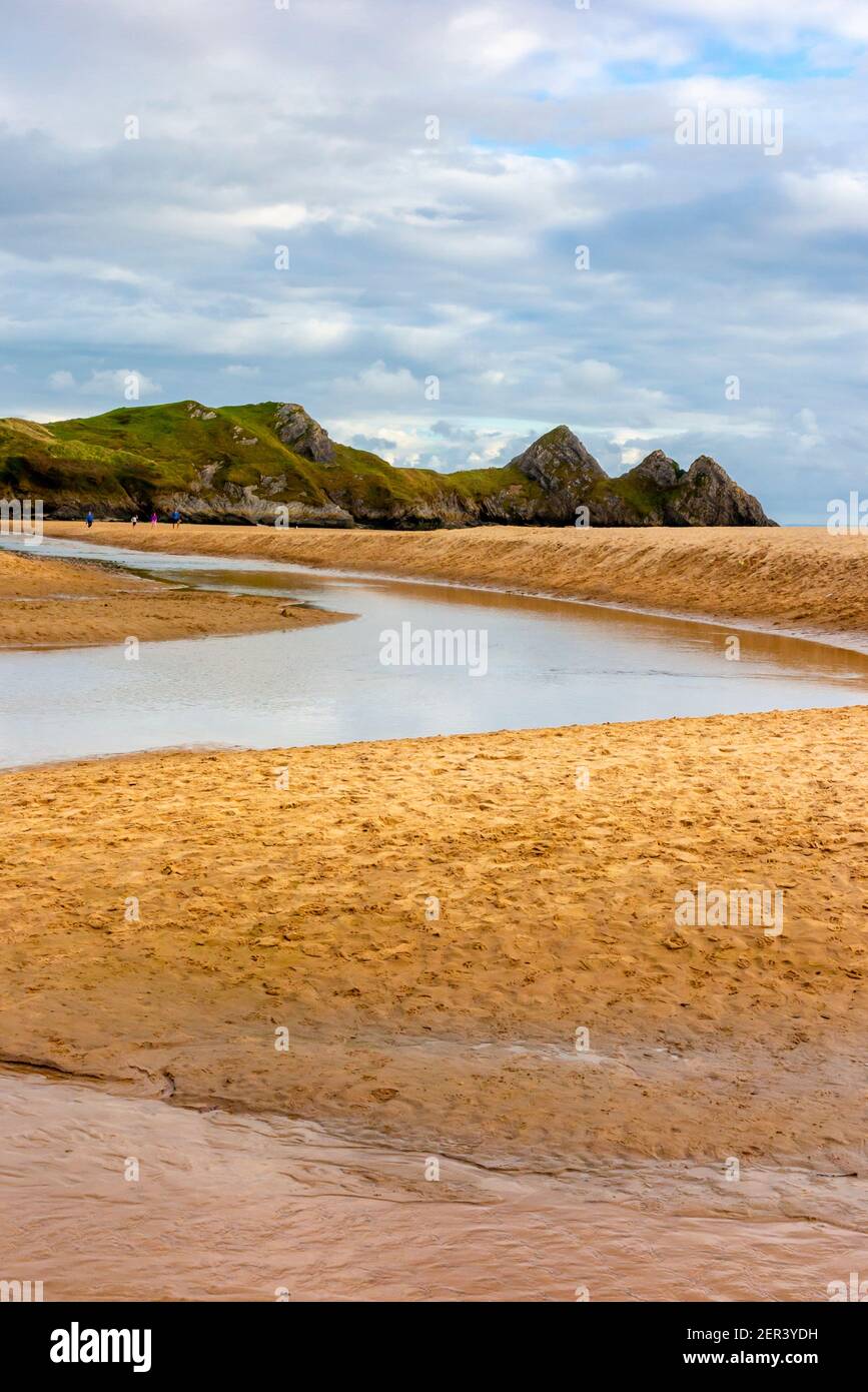 Pennard pill un ruscello che scorre sulla spiaggia di sabbia A Three Cliffs Bay, sulla costa meridionale del Penisola di Gower vicino a Swansea nel Galles del Sud Regno Unito Foto Stock