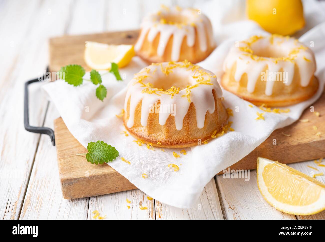 Mini torte al limone impacchettate con smalto al limone Foto Stock