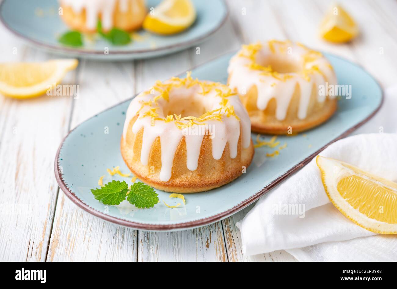 Mini torte al limone impacchettate con smalto al limone Foto Stock