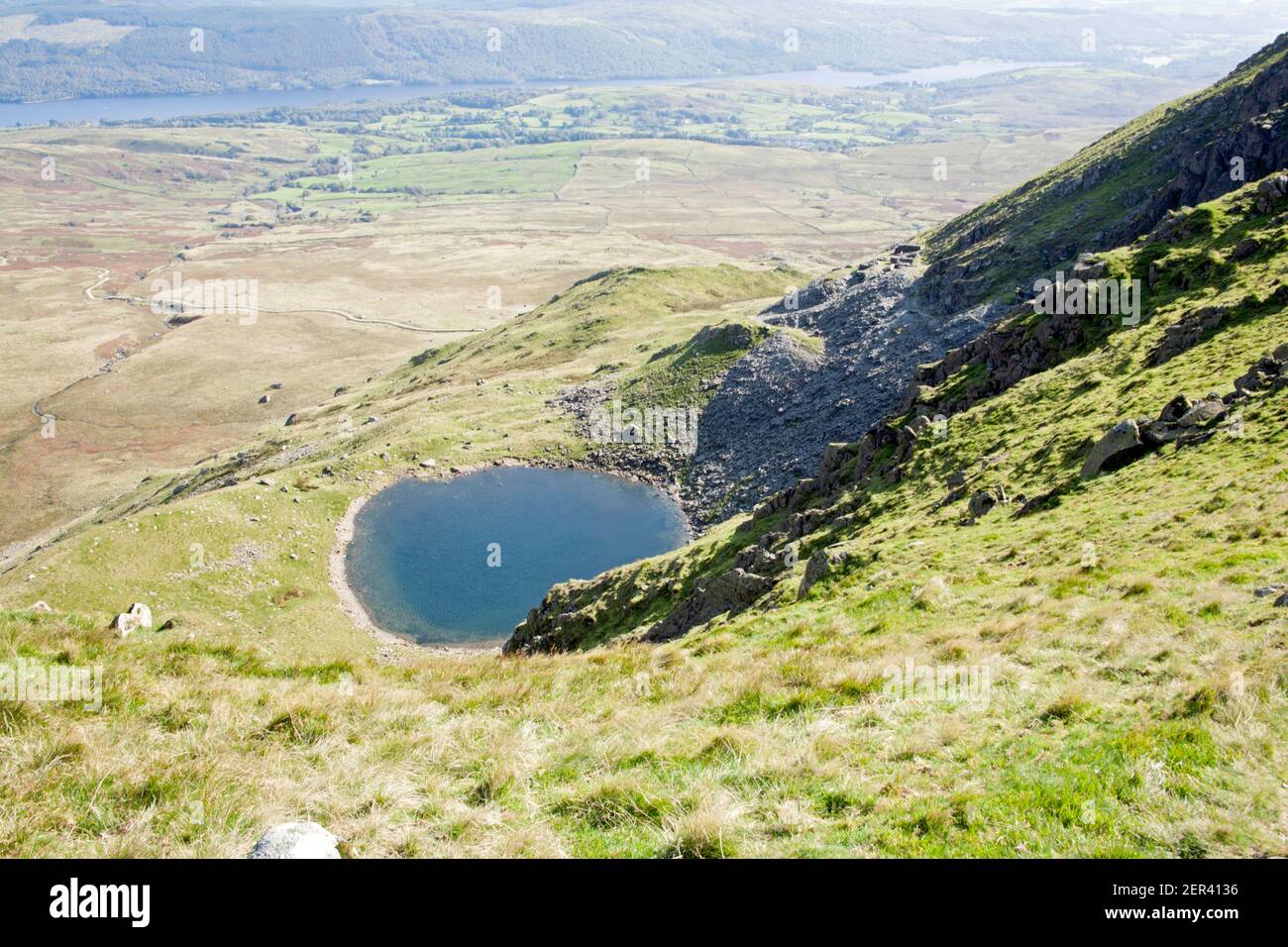 Blind Tarn Blind Tarn Quarry e Coniston Water vista da La cima del crinale di Dow Crag Coniston il Lake District Cumbria Inghilterra Foto Stock