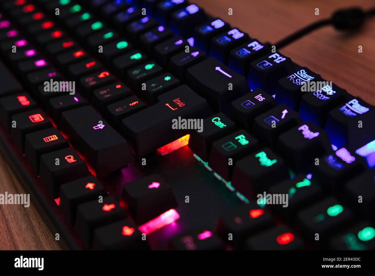 Primo piano di una tastiera di gioco colorata Foto Stock