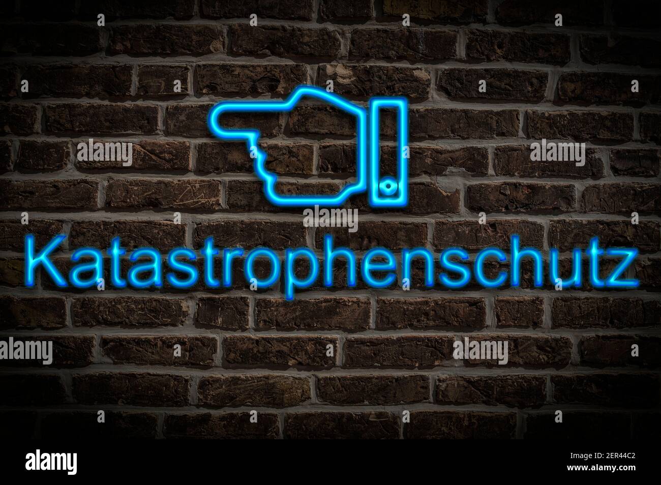 Foto di dettaglio di un cartello al neon su una parete con L'iscrizione Katastrofenschutz (protezione civile) Foto Stock