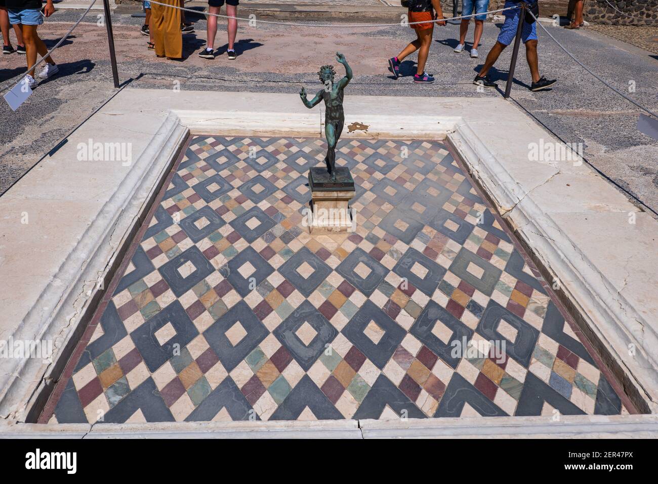 Casa del Fauno (in italiano: Casa del Fauno) dal II secolo a.C. con scultura faunistica danzante in impluvio, Pompei antica, Pompei, Italia Foto Stock