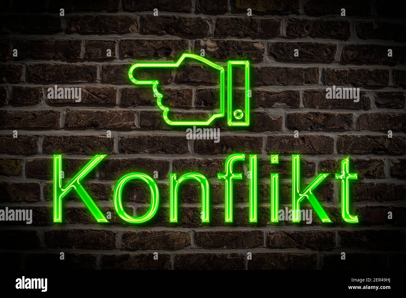 Foto di dettaglio di un cartello al neon su una parete con L'iscrizione Konflikt (Conflict) Foto Stock