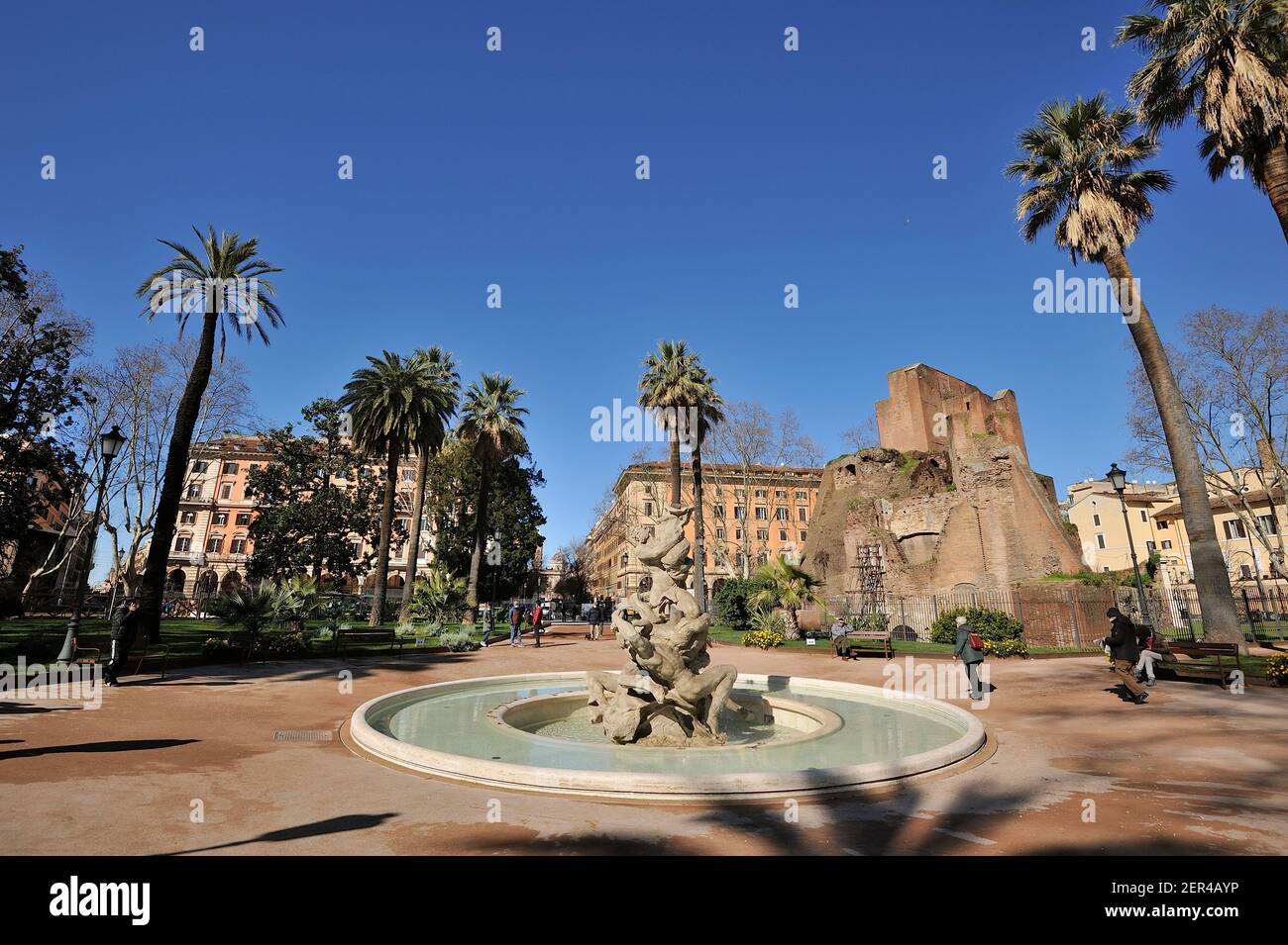 Italia, Roma, Piazza Vittorio Emanuele II, giardini, fontana e Ninfeo di Alessandro Foto Stock